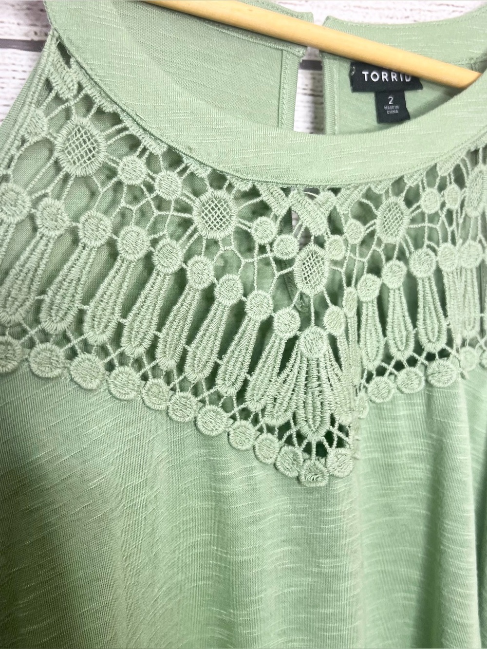 TORRID Green Crochet Neck Cold Shoulder Long Sleeve Sharkbite Hem Top Size 2X - Picture 10 of 16